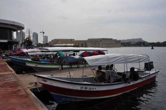 Barcos se alinham no cais em Cartagena para levar centenas de turistas à Playa Blanca, na Colômbia